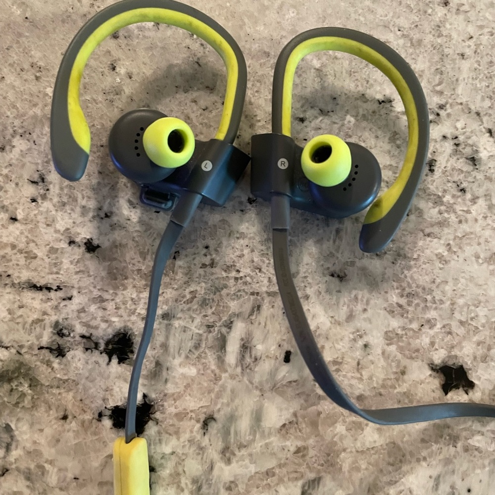 Beats by Dre wireless ear hook headphone w/case and charging cable neon green - Picture 2 of 6